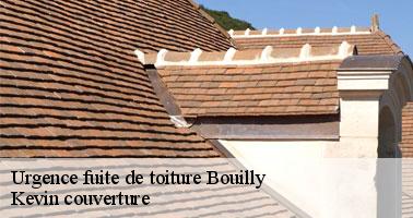 Comment prévenir les chutes d'éléments de la toiture lors des urgences de fuites de toit à Bouilly?
