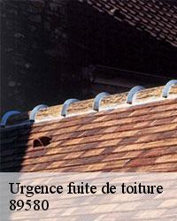 Comment prévenir les chutes d'éléments de la toiture lors des urgences de fuites de toit à Charentenay?