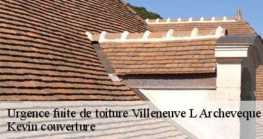 À qui peut-on confier les travaux d'urgence pour les fuites sur les toits des maisons à Villeneuve L Archeveque ?